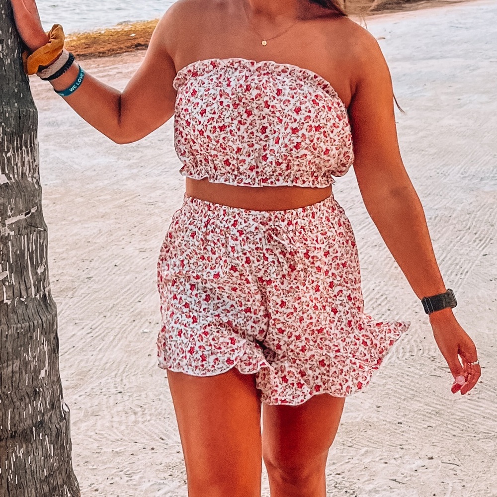 FLORAL TWO PIECE SET SIZE SMALL. EXCELLENT CONDITION.